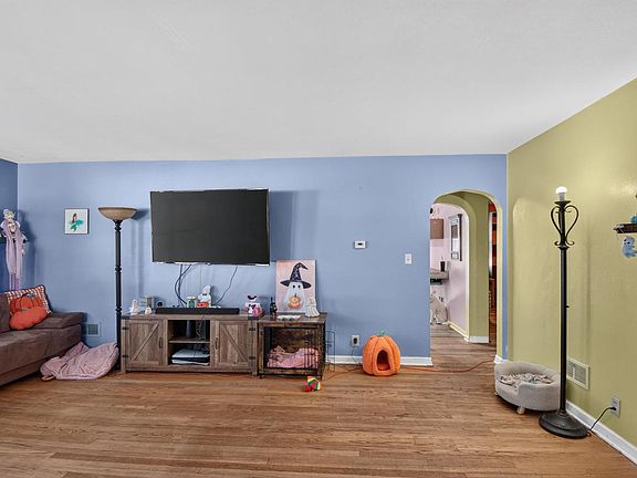 4th image of 114 S 1st STREET