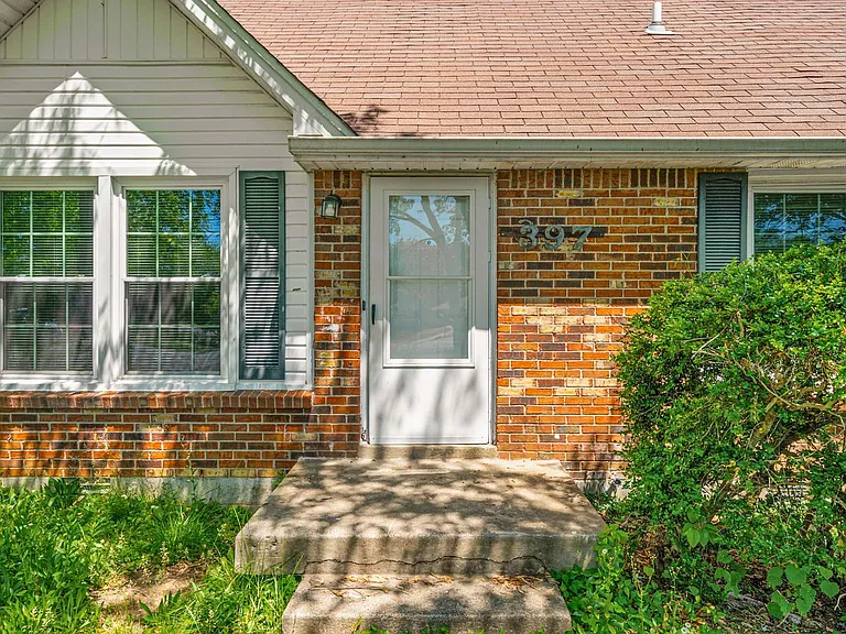 397 Elaine Dr — Photo 2