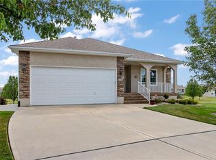 905 Olympia Ct, Lees Summit, MO 64082