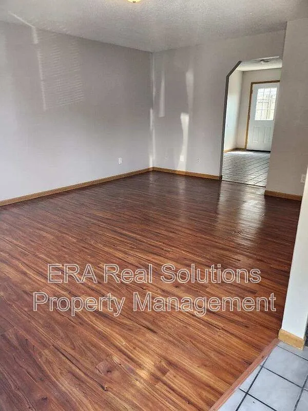 3 bed, 1.5 bath, 1280 sqft, $1,100 — Photo 2