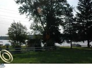 1914 Hopkins Dr, Wixom, MI