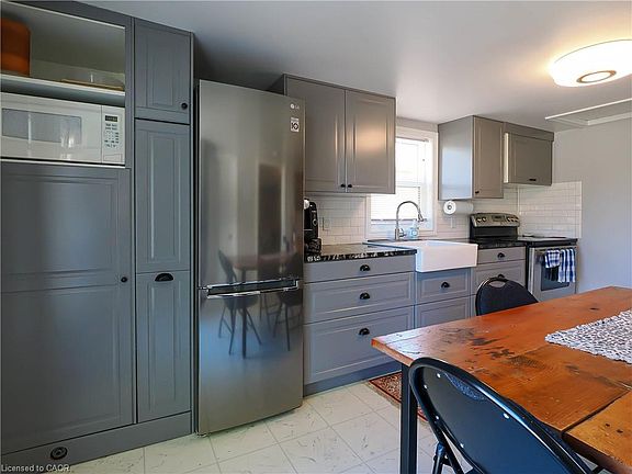 5th image of 49 Brown St