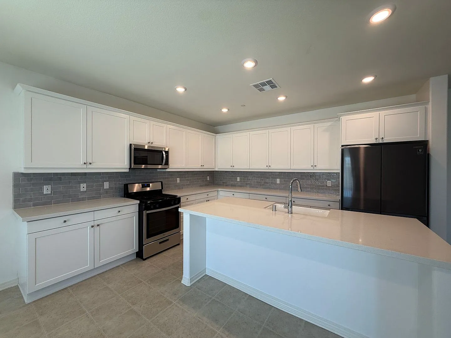Rosamond 4 Bedroom + 3 Bathroom ! — Photo 3