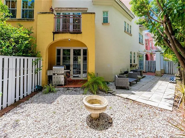 18460 NE 30th Ave — Photo 10
