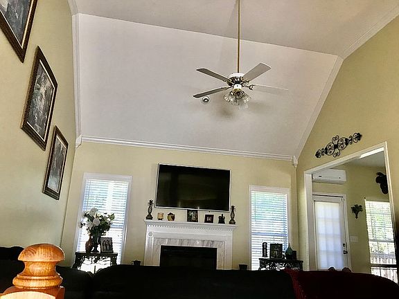 4th image of 81 Woodbury Dr