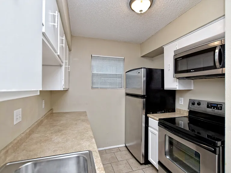Peppertree Apartments — Photo 11