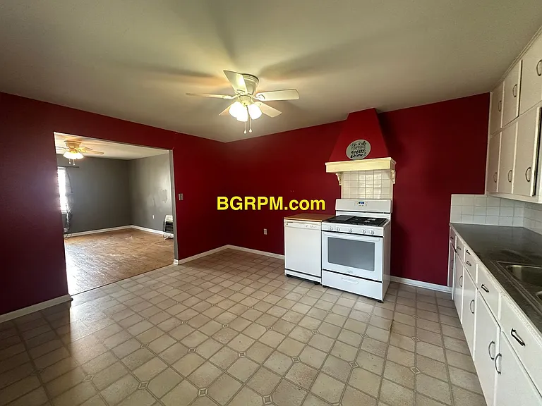 501 N Elm St — Photo 4