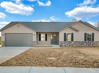 1016 Cambden Yard Dr, Warrenton, MO 63383