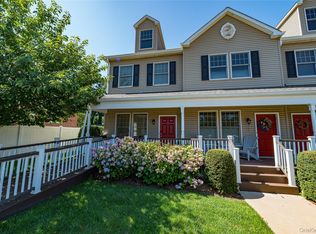 7 Nathan Hale Dr APT A, Huntington, NY 11743