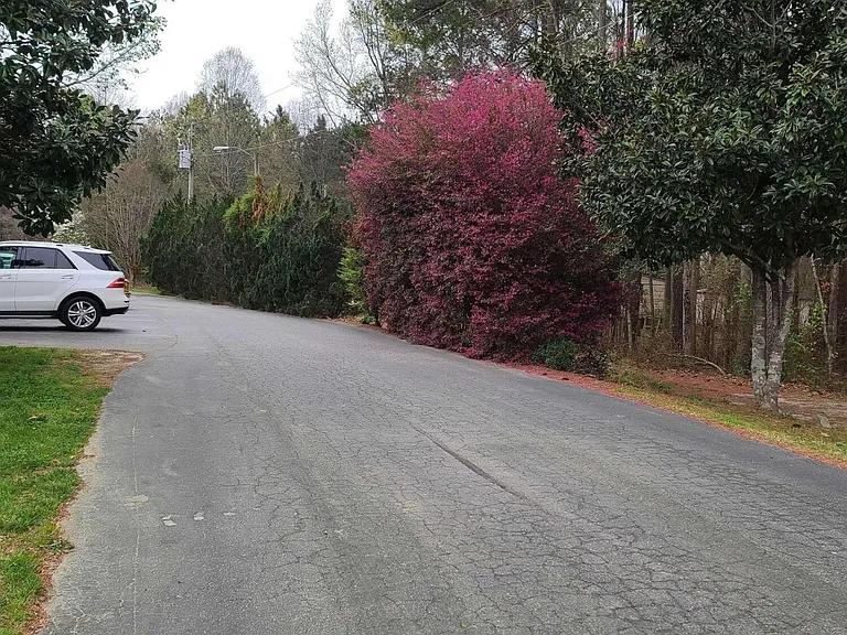 171 W Holly Springs Rd — Photo 2