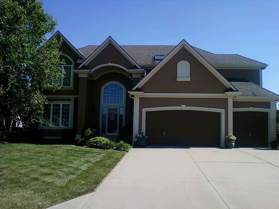 1st image of 225 NE Hidden Valley Ln