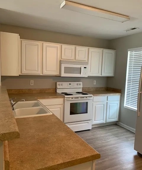 911 Plexor Ln — Photo 3