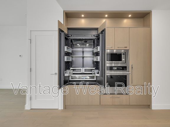 5th image of 3389 Lakeshore Rd #216