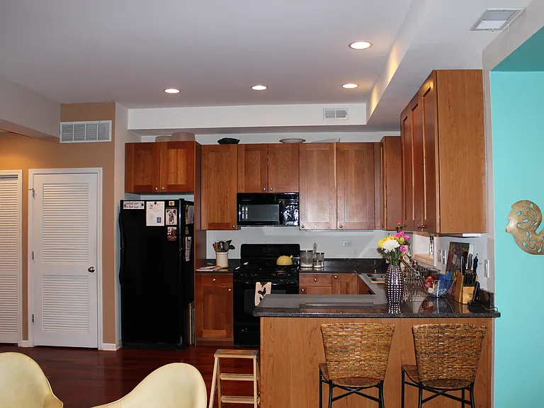 932 W Wilson Ave #2C — Photo 4