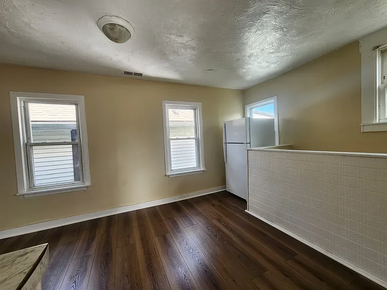 220 Pine St #2 — Photo 3