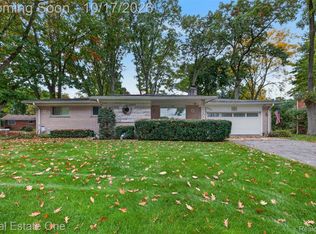 2731 N Lake Dr, Waterford, MI 48329