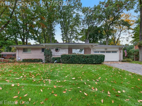 2731 N Lake Dr, Waterford, MI 48329