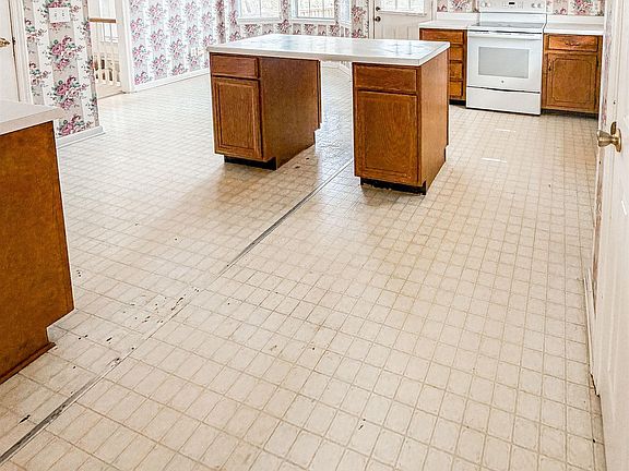 5th image of 7810 S View Ln