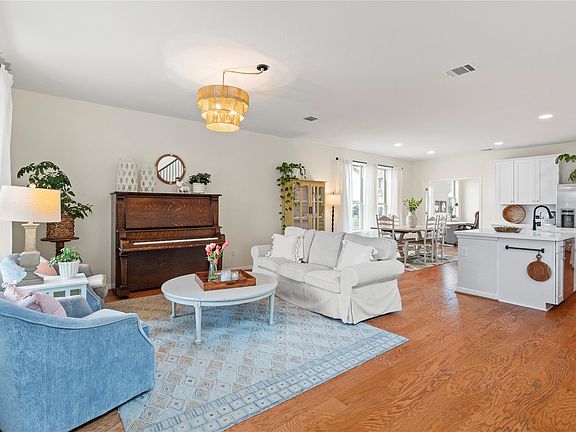 4th image of 266 Diamond Point Dr