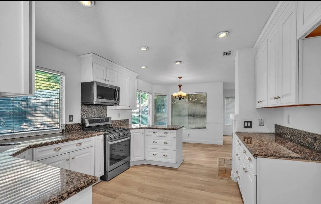 4 bed, 1972 sqft, $4,000 — Photo 2