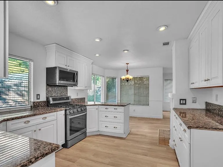 719 Raven Dr — Photo 2