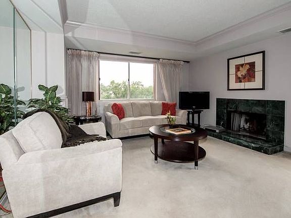 Living Rm w/Fireplace