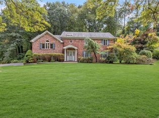 18 Ebbtide Ln, Dix Hills, NY 11746