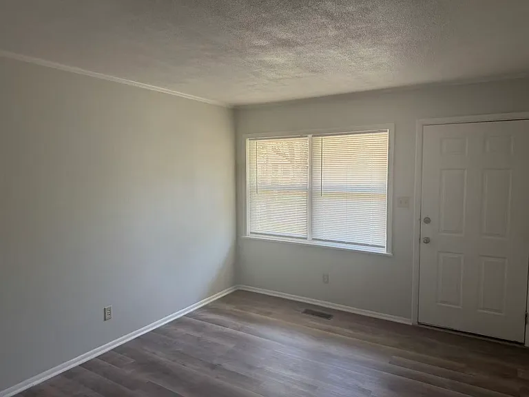 3207 Kingsbury St — Photo 7