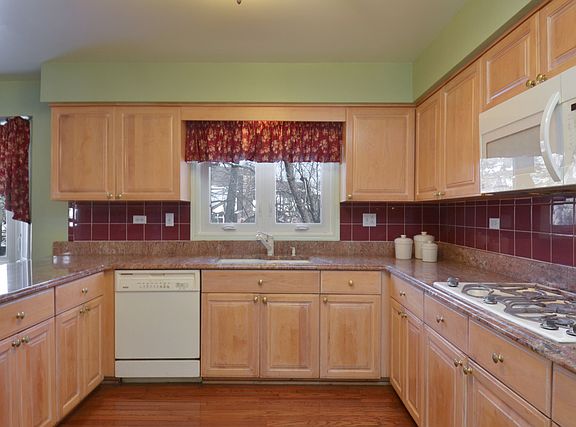 3rd image of 711 Forest Glen Ln