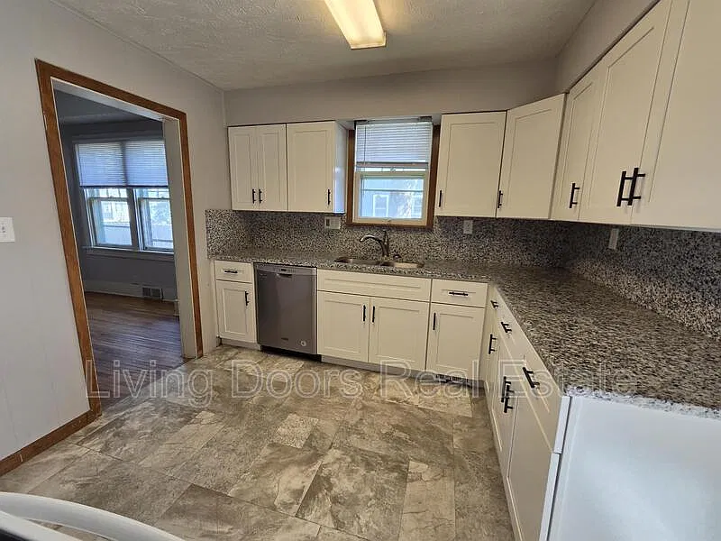 4 bed, 2.0 bath, 2200 sqft, $2,000 — Photo 3