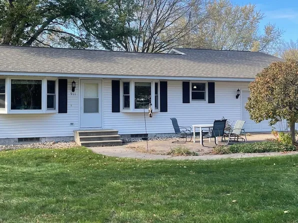 911 Lincoln Ln, Hudson, WI 54016