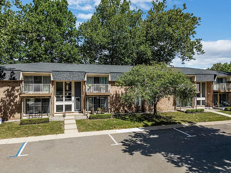 Kensington Manor Apartments — Photo 8
