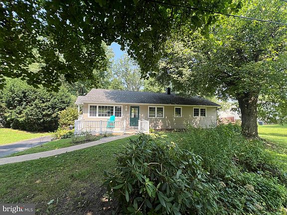 2nd image of 832 Lynn Lee Dr