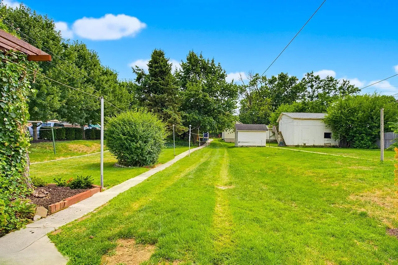 3 bed, 1696 sqft, $2,300 — Photo 4
