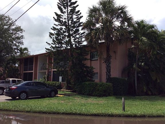 3rd image of 805 SW 30th St APT D