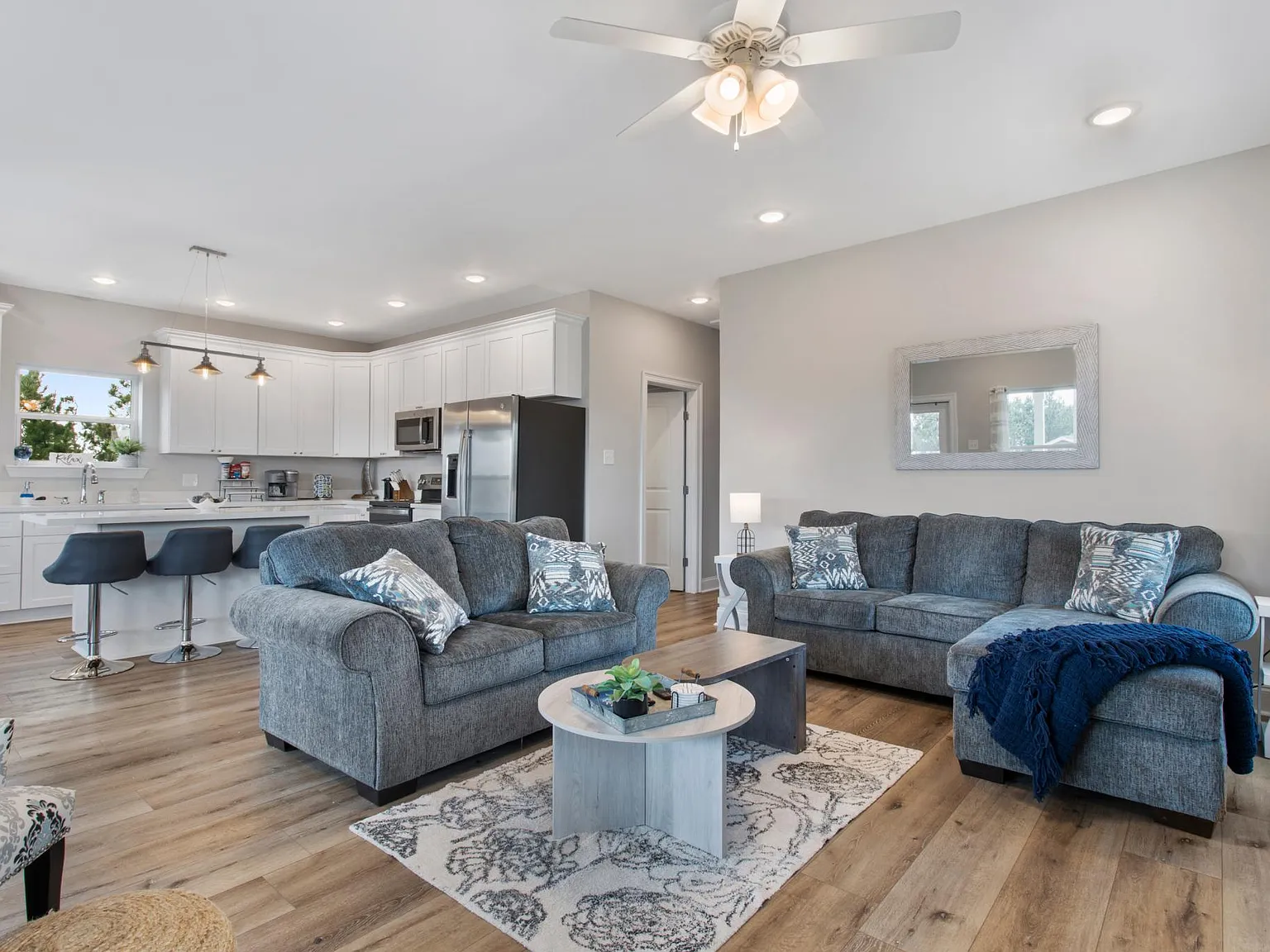 3 bed, 1290 sqft, $2,850 — Photo 2