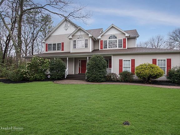 3rd image of 8 Stacy Dr