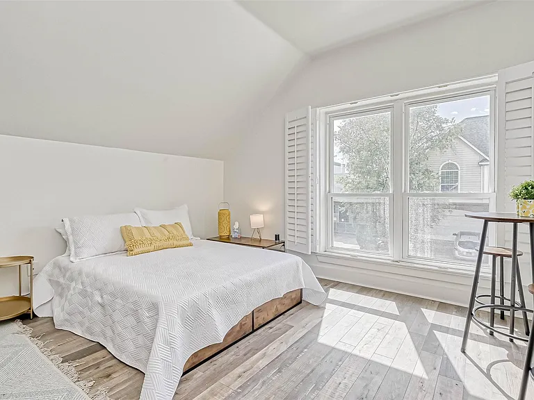 2112 Harold St — Photo 7