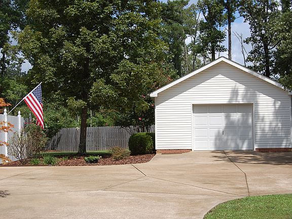 5th image of 105 Parkwood Ln