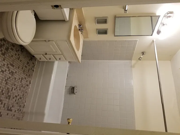 1579 N Farwell Ave — Photo 7