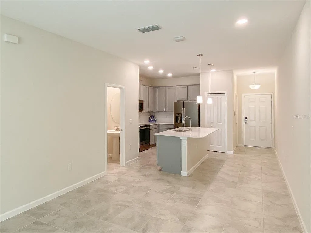 3 bed, 2.5 bath, 1300 sqft, $2,100 — Photo 3