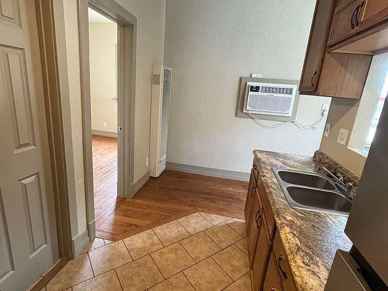 902 W 11th St #6 — Photo 7