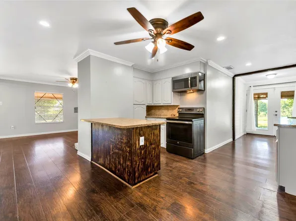 1542 W Reindeer Rd, Lancaster, TX 75146