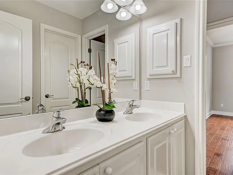 10140 Brimfield Dr — Photo 16