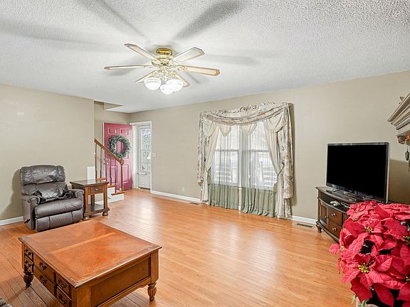 5th image of 325 Mayflower Dr