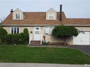 18 Seymore Ln, Hicksville, NY 11801