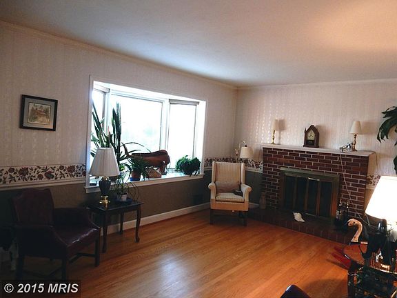 Living Room with fireplace