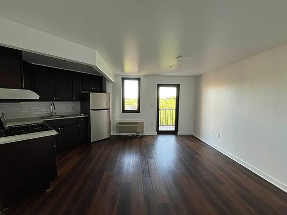 4th image of 874 Willoughby Ave #310