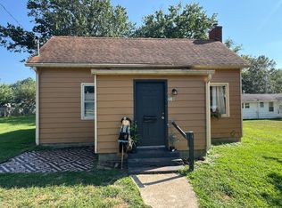210 W Park St, Benton, IL 62812