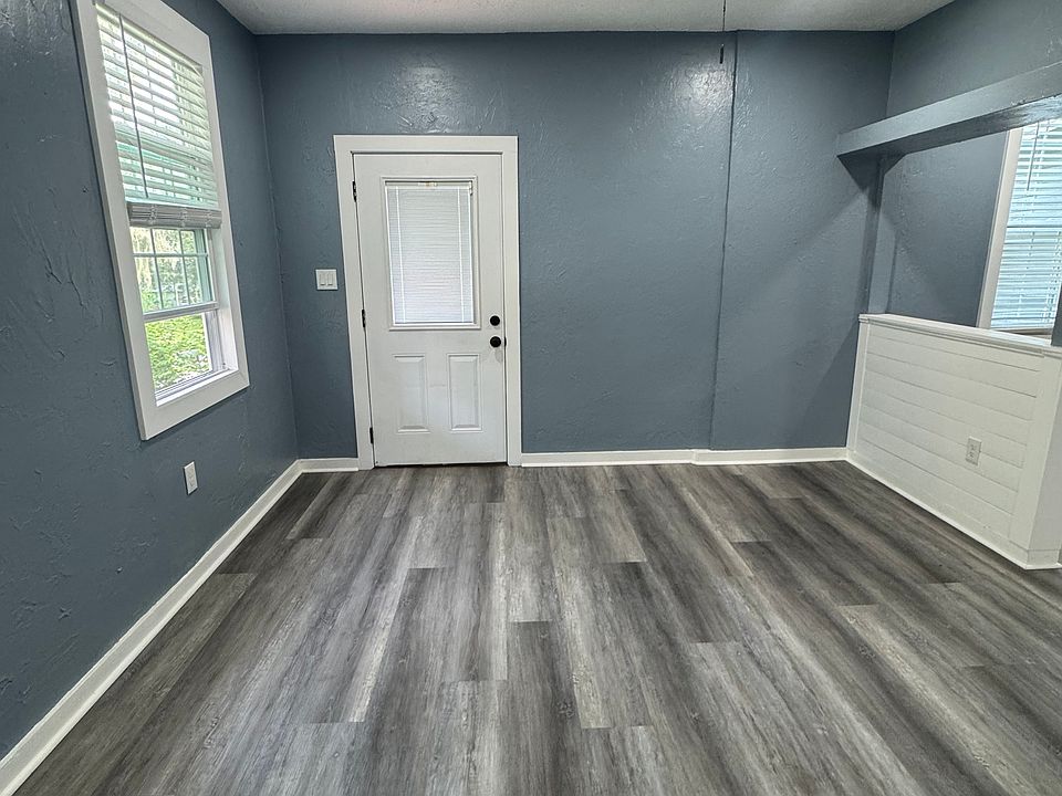 FAMILY ROOM/FRONT DOOR ENTRANCE